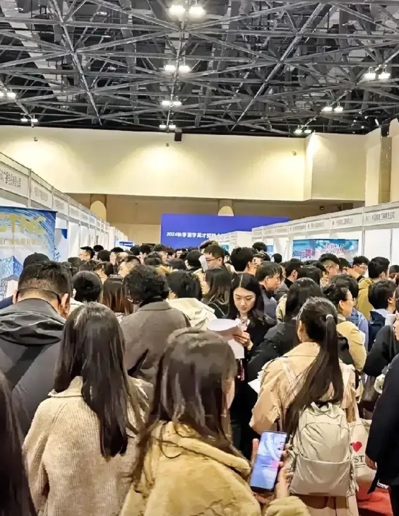 被惊到了！

  海归的现在，连考公这条路都不顺畅。好多用人单位一听是海归，心里