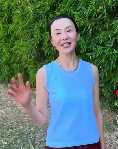 “玉女掌门人”张曼玉入驻小红书，仅仅靠一条视频就涨粉40万，而且这个数据还在持续