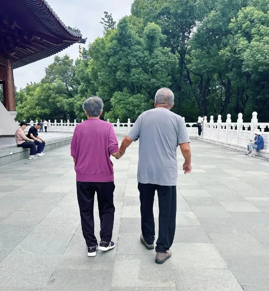 人过了六十以后，心别总为儿女操心。更不可掏空所有积蓄，当儿女无孝心转身离去时，谁
