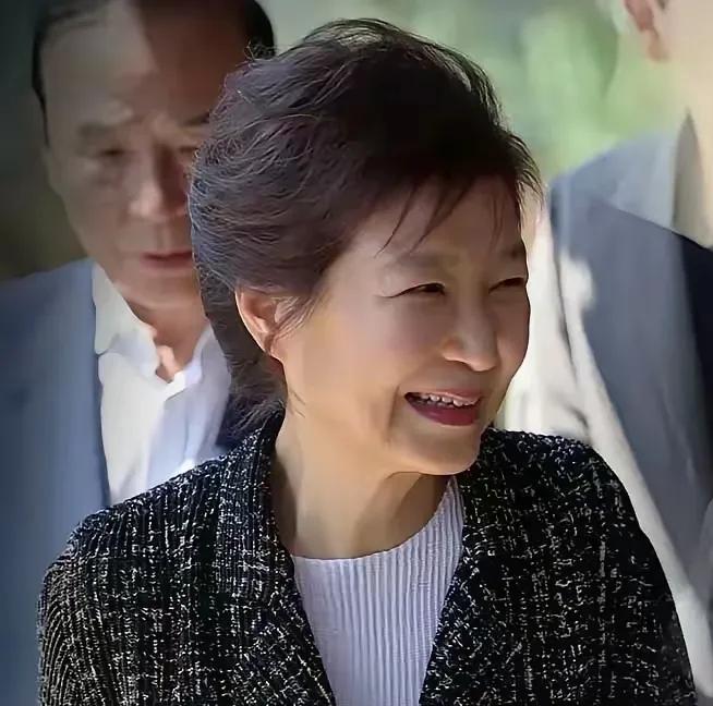 #韩国政坛风波# 韩国整坛，改革新党总统后选人李俊熙因侮辱女性被举报，认为这样的