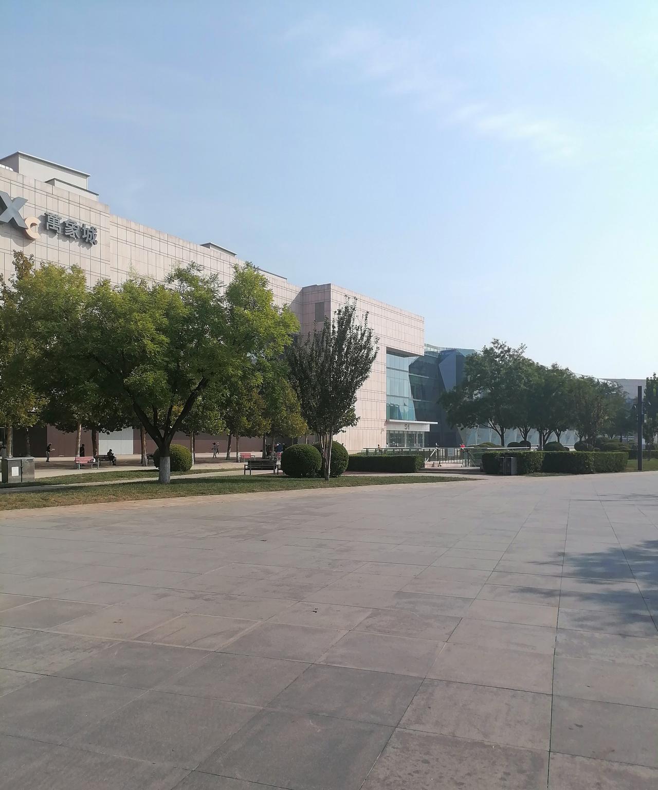 准备到天津图书馆看书，感受一下以前在图书馆的气氛。
来之前，先到银河广场，听业余