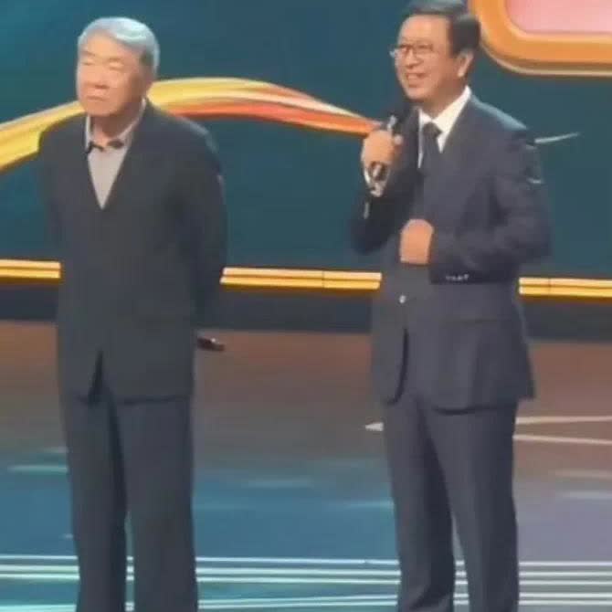 他们说这是肖战交接仪式[偷笑]然后右边的抱住就不撒手了[笑哭][笑哭]