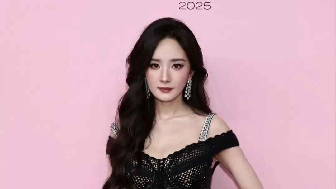 杨幂维密秀场华丽转身：从甜美到冷艳御姐的完美蜕变