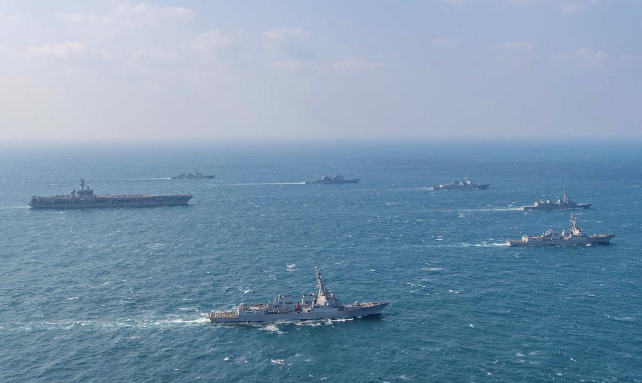 美日韩东海联合演习阵容庞大，意在沛公。朝鲜试射最新防空导弹还有以色。
17-20