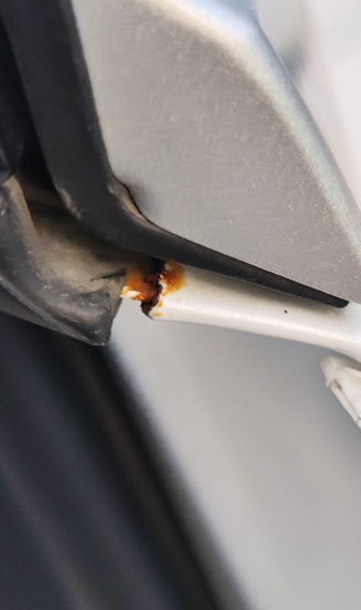 比亚迪车门生锈
2023年一月的宋pro，车门竟然生锈了，今天洗车才发现。跑偏，