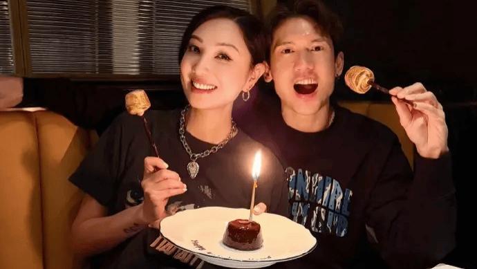 关智斌45岁生日，郑希怡捧蛋糕庆生，英皇老友情甜到心坎里