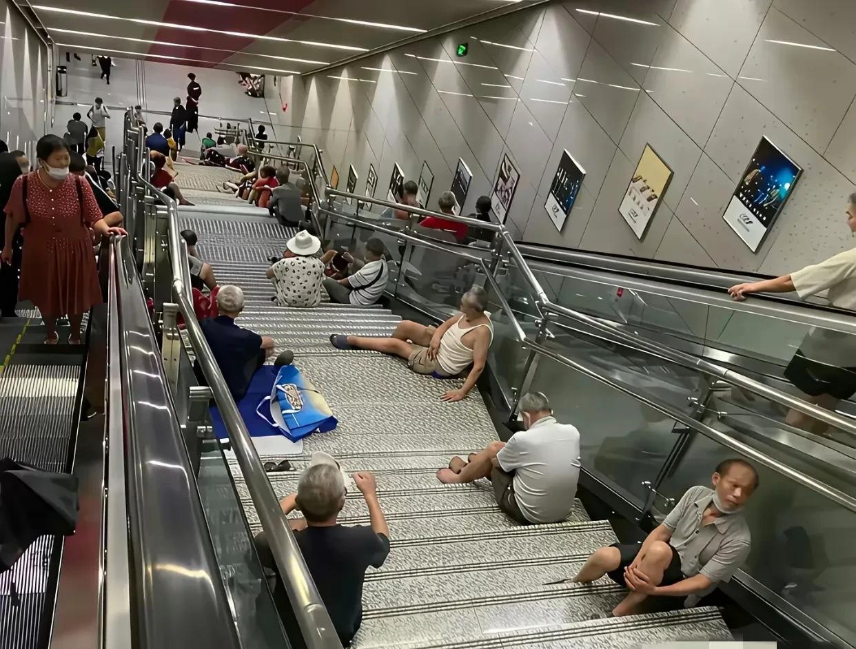 地铁本来就属于公共资源，
蹭空调一词好像不太恰当！