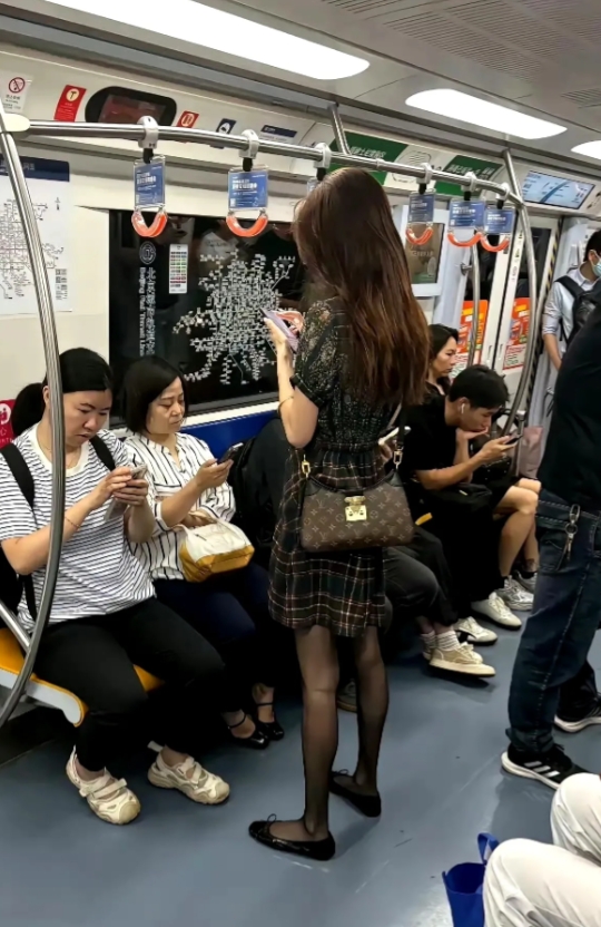 就因为这个背影，我多坐了三站