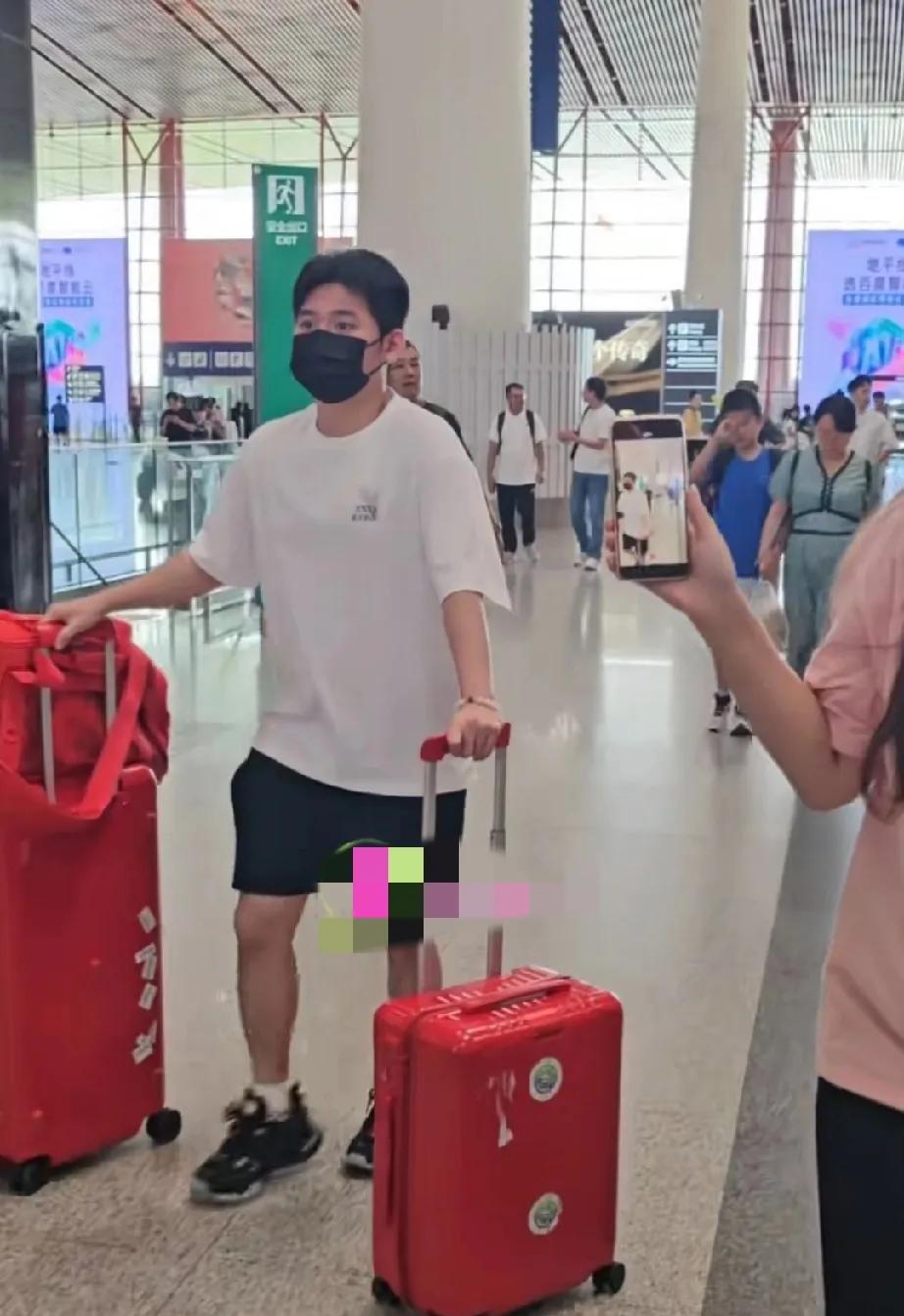 为什么总是林诗栋身兼三项呢？
记得多哈世乒赛林诗栋就身兼三项，这次瑞典大满贯又身