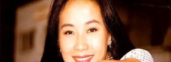 黄霑在节目里亲了叶童的手，站起来还想亲脸，被蔡澜一把拦住，这事儿当年在《今晚不设