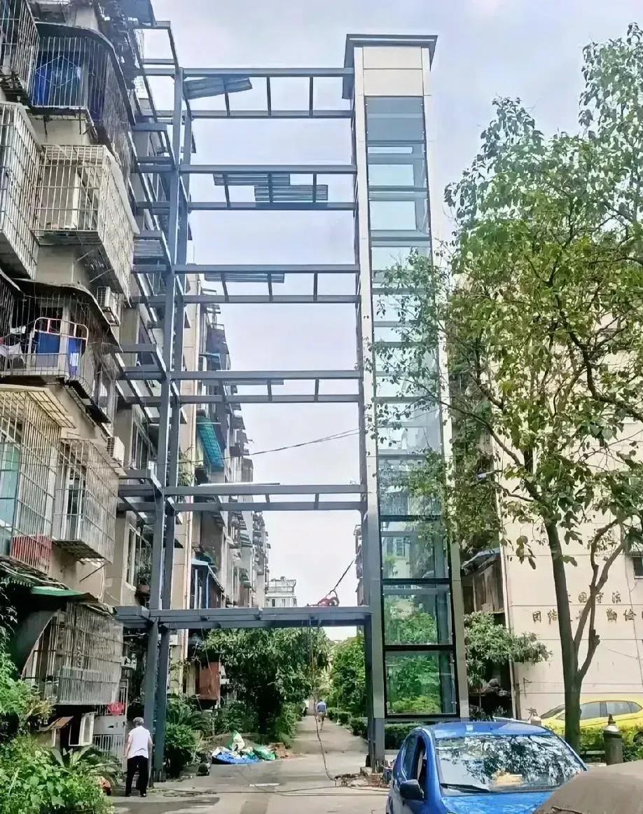 装这样的电梯有人敢坐吗，如果是全封闭还行，要是这样，恐高的人估计不敢走。
如果给