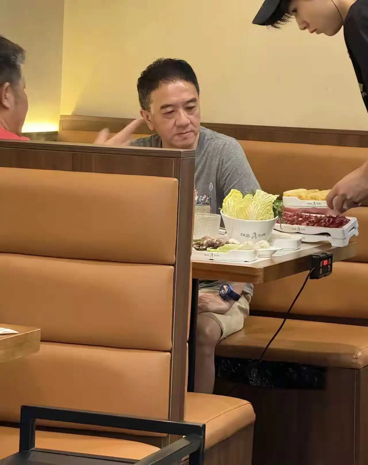 今晚吃火锅偶遇明星，你认识他吗？
