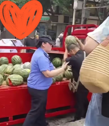 大家都不愿意看到的一幕又出现了！6月7日，四川简阳一位卖瓜商贩疑似和女城管当街发