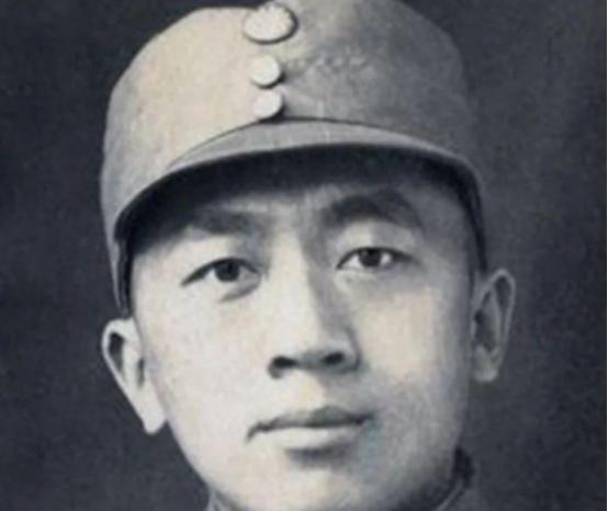 1942年，日伪军一名师长派人送给粟裕一包烟，粟裕感到疑惑，以为敌人送来的礼物，