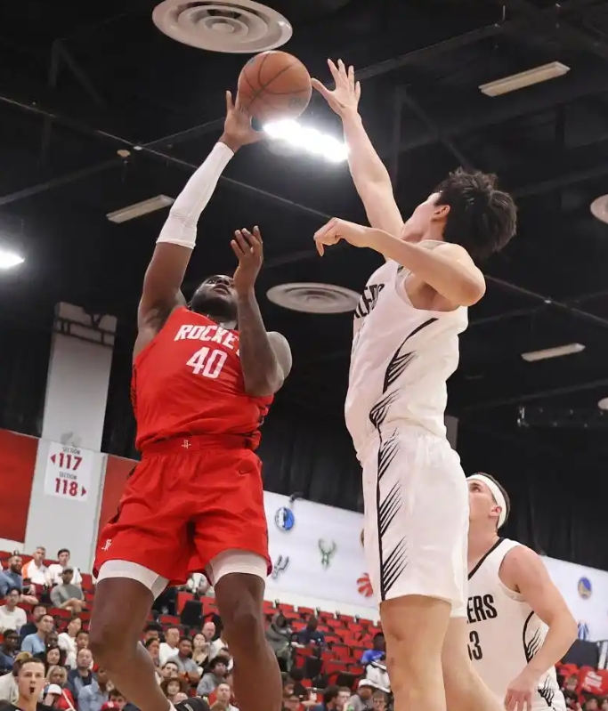 NBA夏季联赛开拓者VS火箭，从开局让杨瀚森弧顶接球，教练终于看明白了，对小阵容