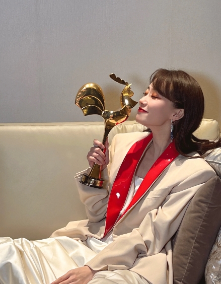 2012年，贾玲去剧组探班张小斐，那时张小斐正在拍戏，刚好拍的是一场爆炸戏。
