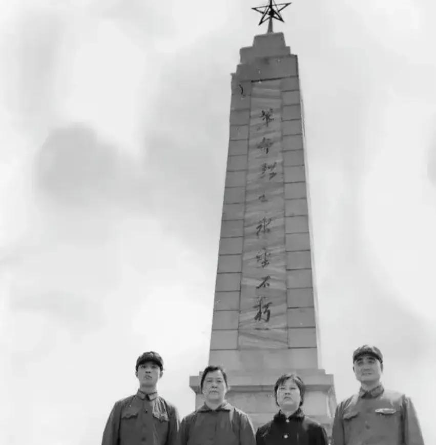 24年第一次摸到丈夫名字！1974年海南陵园里，她的指尖在寒风中颤抖
1974年