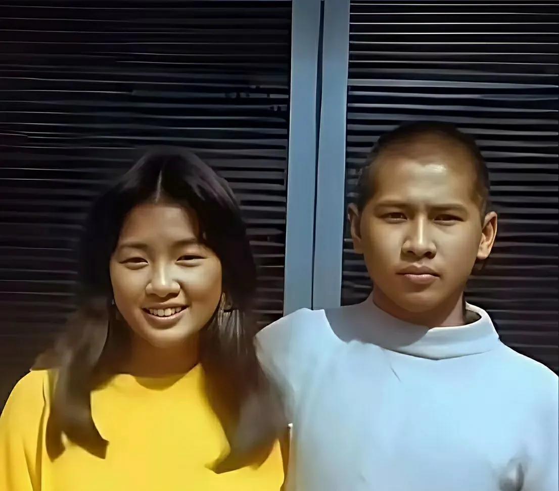 齐秦和齐豫姐弟俩的少年照片。齐豫还是挺漂亮的，齐秦一看就不是乖孩子。