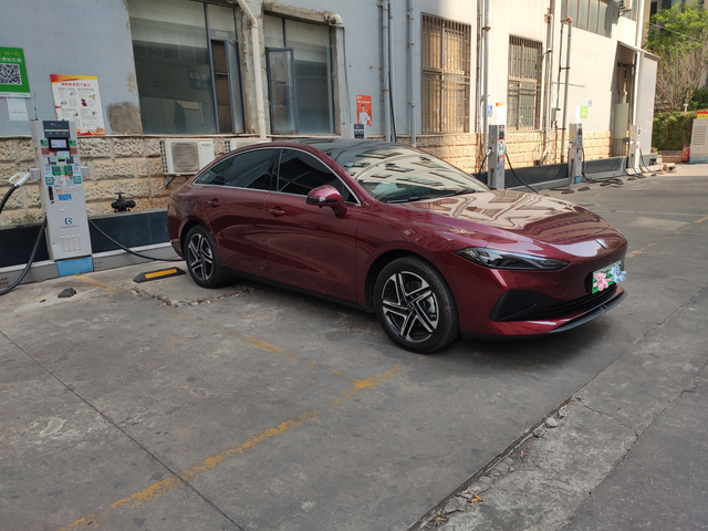 我感觉我这车外观上不如小米
但他比小米要man。小米外观还是有点女性化了。
另外