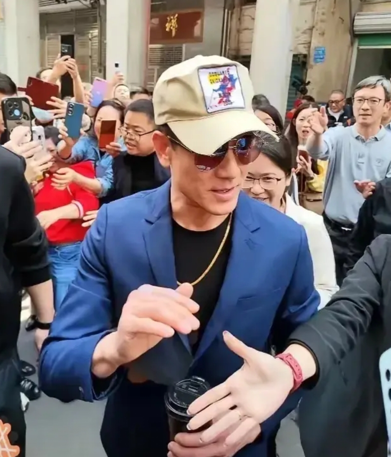 不同的年龄做不同的事，郭天王Aaron也不例外，年过60的他，突然想起：我从哪里