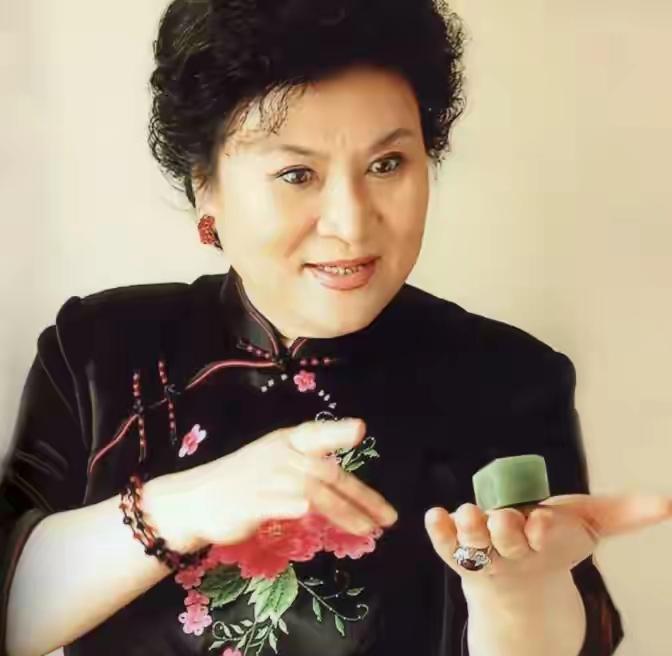 81岁的刘兰芳，曾经的相声大师，如今的生活令人唏嘘不已。岁月在她身上留下了深深的