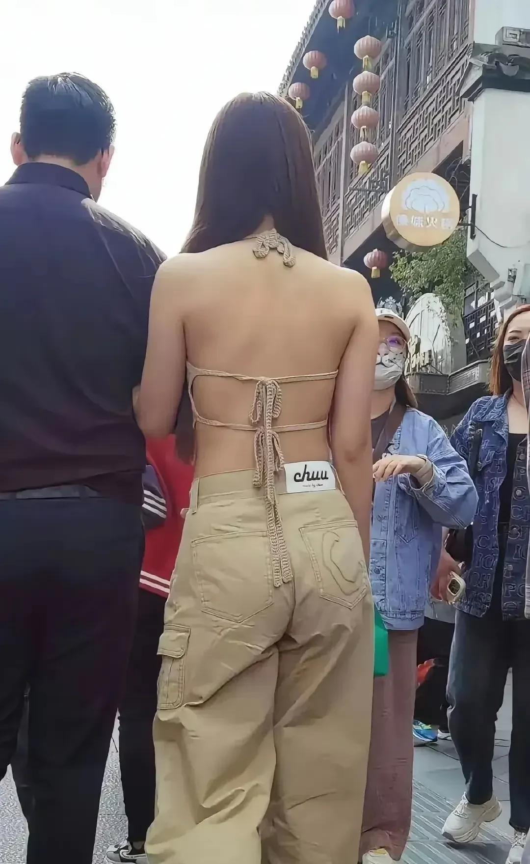 酷暑天，女人穿着清凉被称性感能逛超市商场，男人穿背心却叫衣冠不整时常被拦，这规则