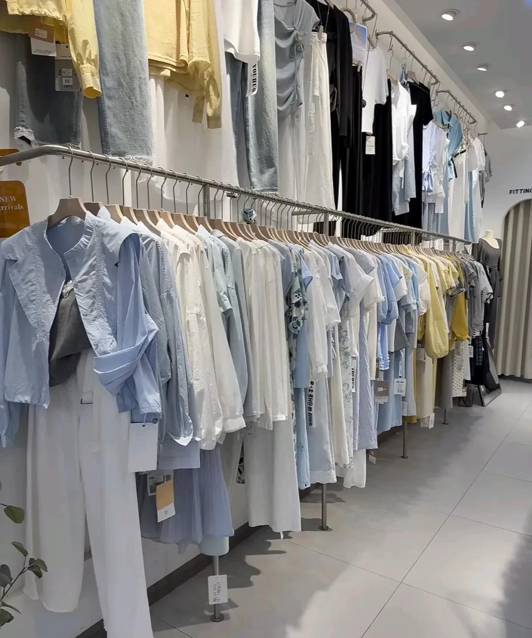 实体店你真是够了，
说什么夏季清仓处理，
进去一看随便一条裙子三四百元，
你告诉