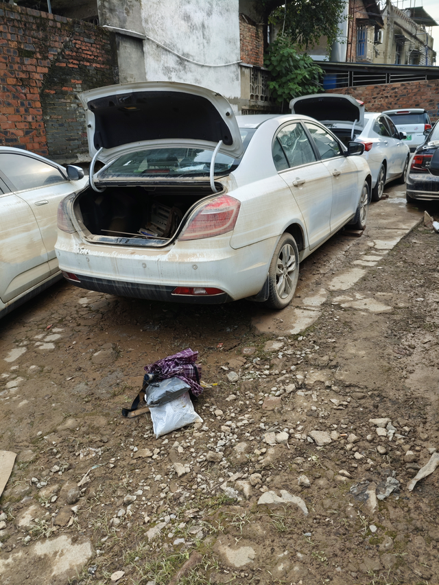 开了9年的帝豪，被水泡了
这车15年买的手动向上版，开了9年了真的一点毛病没有，