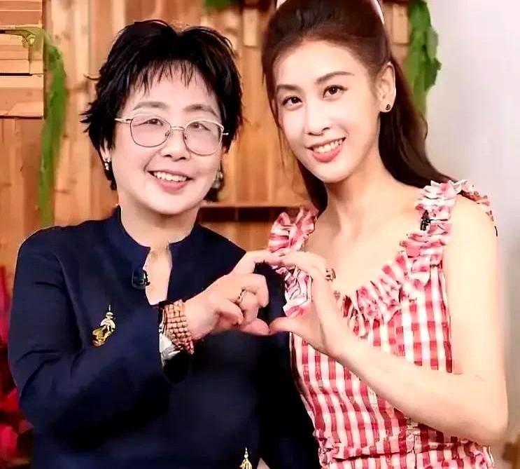 黄圣依的人生剧本怕不是拿了爽文女主配置？
当年全网都在心疼她被