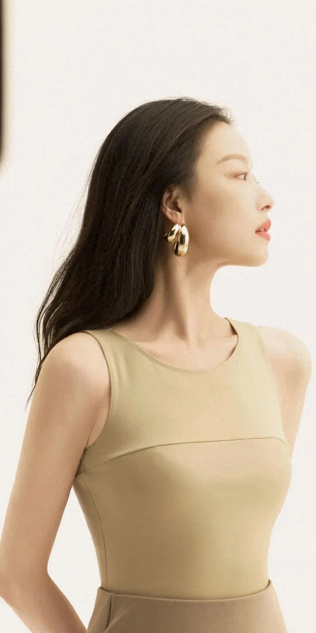 倪妮，身材曲线真好，自由又明媚的女子！