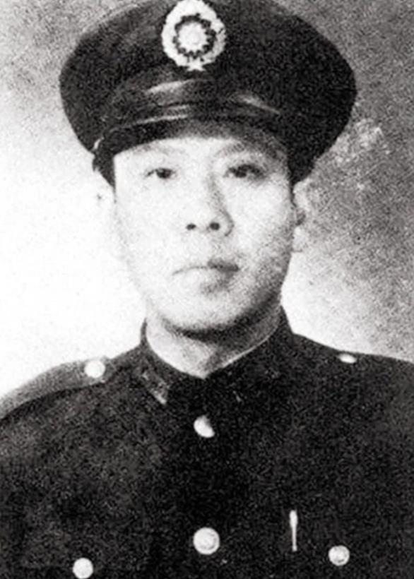 1948年，国军25军军长陈士章侥幸脱逃，谁知回家后，他却看到了自己的灵堂，妻子