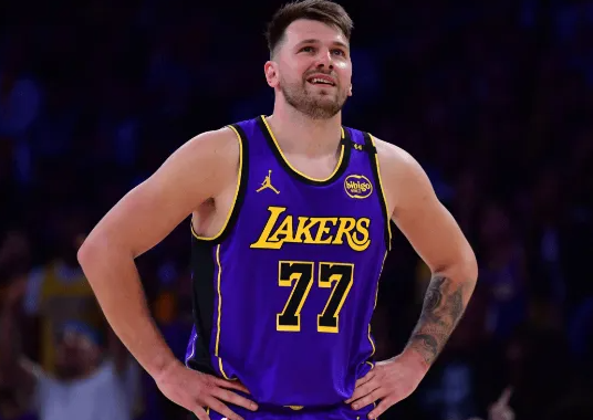 NBA常规赛湖人VS黄蜂，下半场东契奇几乎所有球都是被一步过，没见过防守这样的，