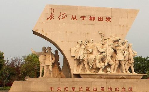 长征之初，红军带走了全部家当，不得不抬着“坛坛罐罐”行军，速度很慢。对这种转移方