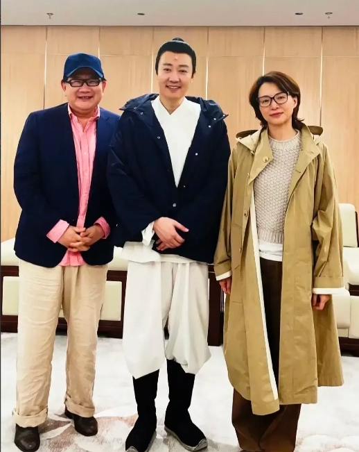 董卿真的是把知性优雅刻进了骨子里，五十二岁的她，一袭风衣，不妖不媚，又美又飒，怎