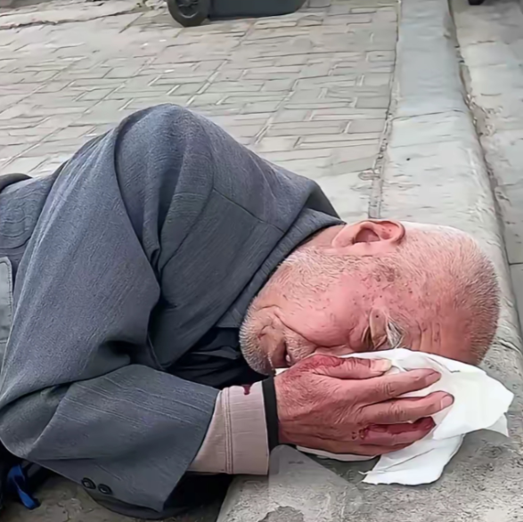 报应来的太快！
老人摔倒，路人却冷漠围观？
​近日，在某地发生一起年逾80的老汉
