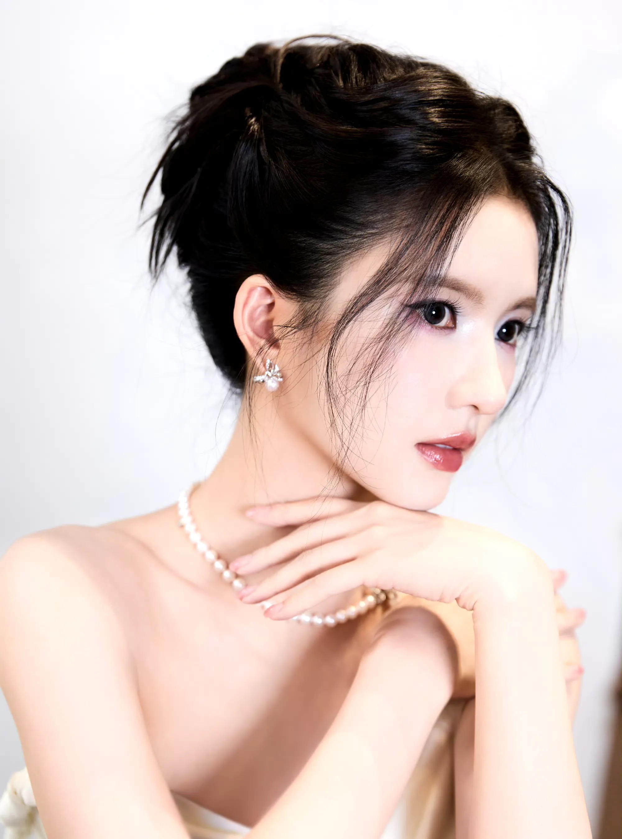 刘些宁｜高级感的美人脸，一身白裙美哭啦，就是眼影有点突兀