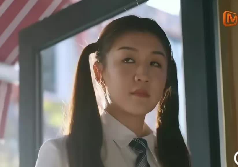 陈梦相亲去啦。
哈哈，综艺节目中陈梦学生打扮。扎了两个高高的马尾，去和男嘉宾赴