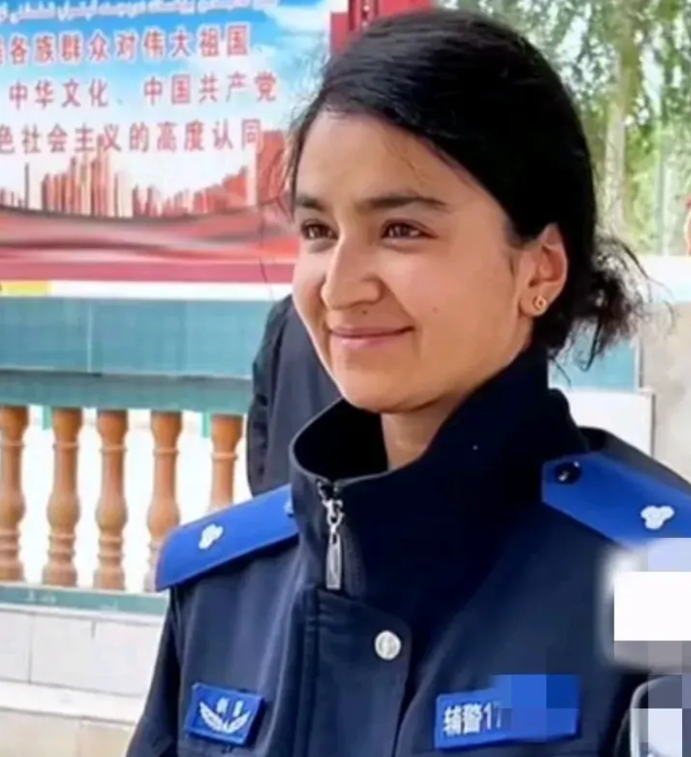 下井救人的洛浦县女辅警布帕太姆康复出院，已经重返工作岗位，细心的网友发现，她的警