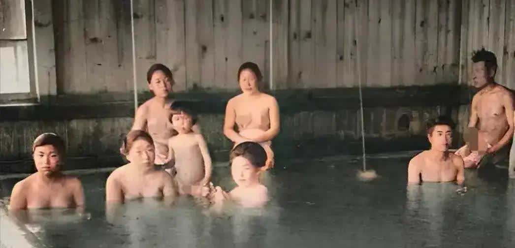 奇葩习俗男女共浴！这张照片拍摄于日本的90年代，照片中的男女老幼都裸着身体在同一