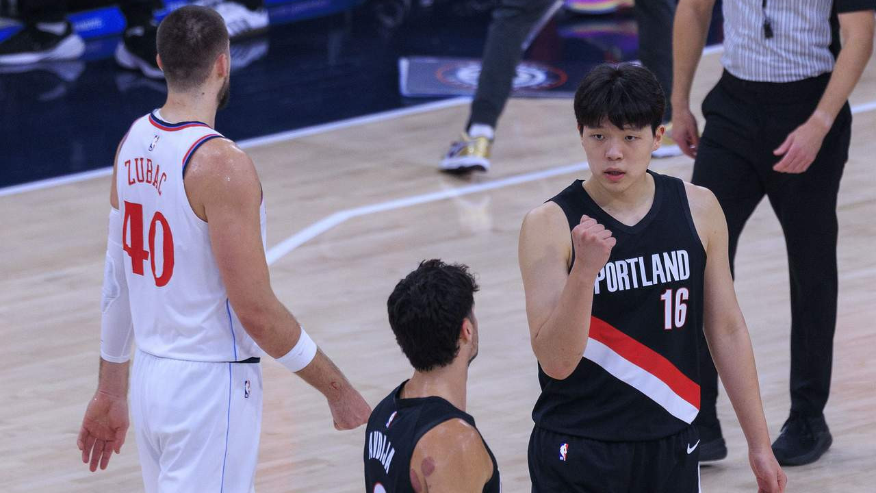 心态不错，1分1篮板后杨瀚森被球迷偶遇，带女友去吃韩国夜宵