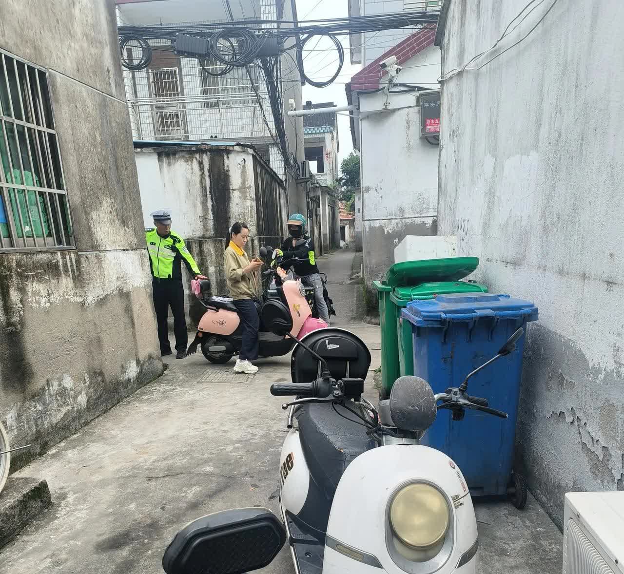 今天早上刚出门就看
到两个电动车相撞事故。
一名男子转弯时与直行的女子相撞。