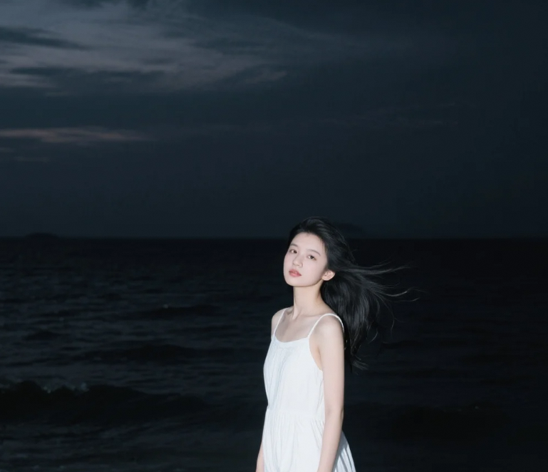 暮色织就的浪漫：白裙少女与海风的呢喃