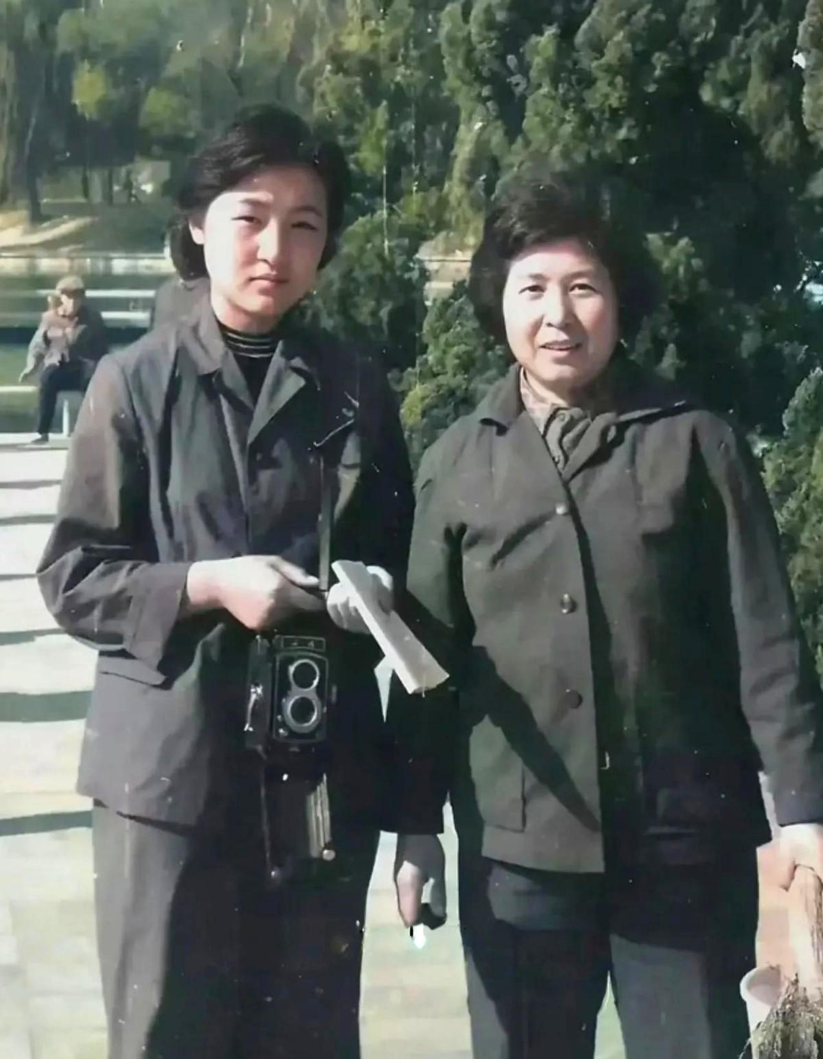 1978年的上海一公园，一对母女的留影。
母女身着涤卡制服，是当时城市着装的典型