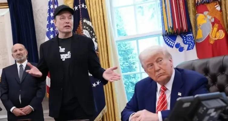 马斯克是真的被特朗普当枪使了！
一个商界精英，但是却是一个政治小白，怀揣着一腔热