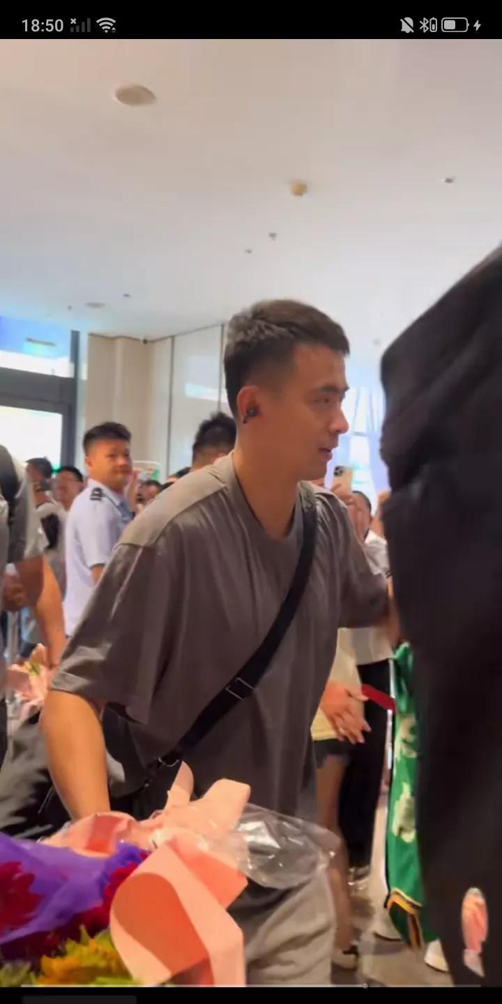 [辽篮最新动态]为了备战四国邀请赛，辽宁队已于昨天下午抵达比赛城市阜新。队员们在