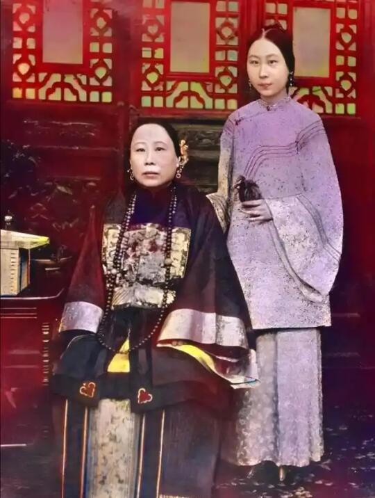 莫姑娘是周家带来的贴身侍女，后来成了李鸿章的第一个侧室。1863年，已经40岁的