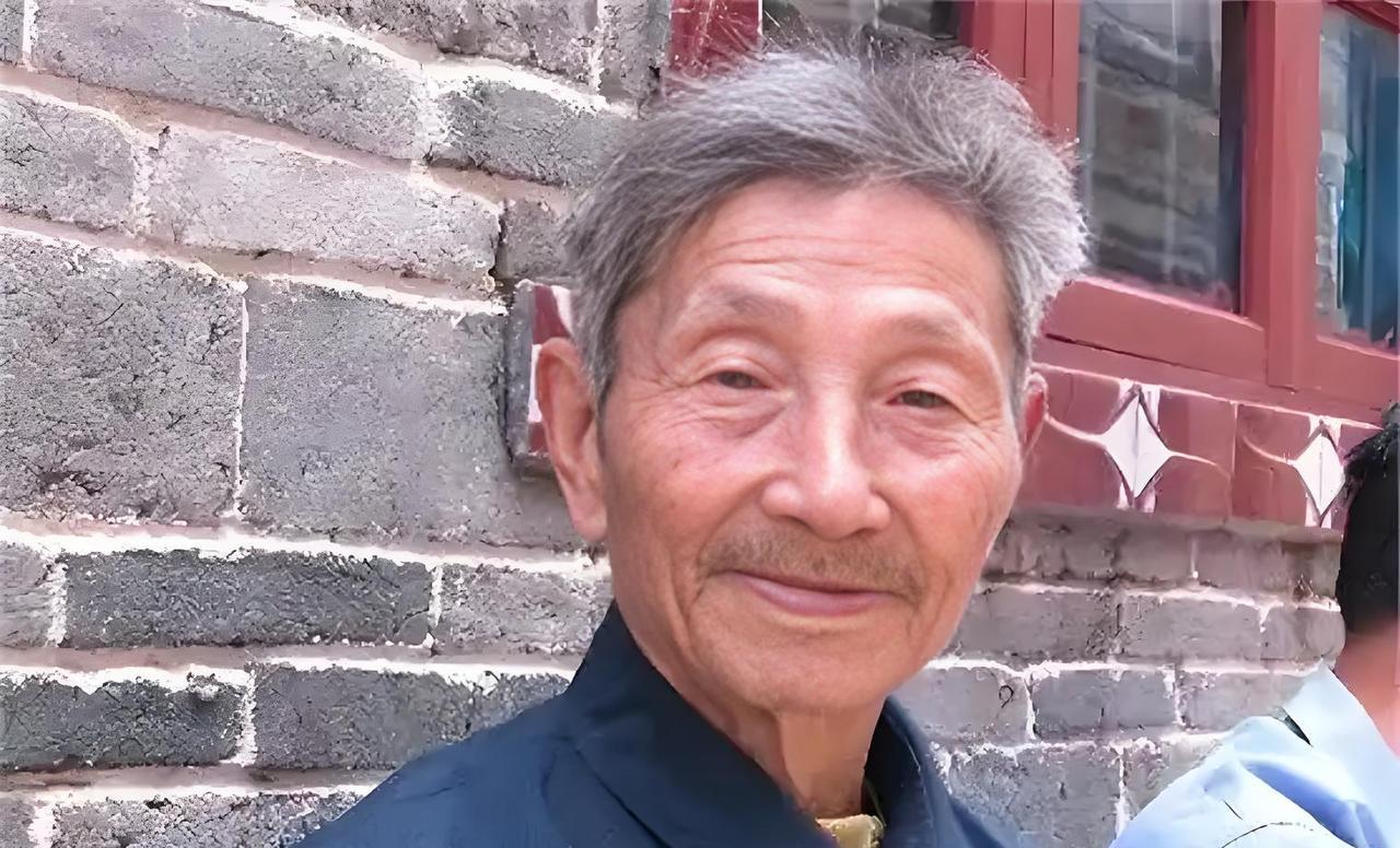 1979年，江西一名老人为了证明自己红军的身份，竟然不顾危险，公然撞上军官的车，
