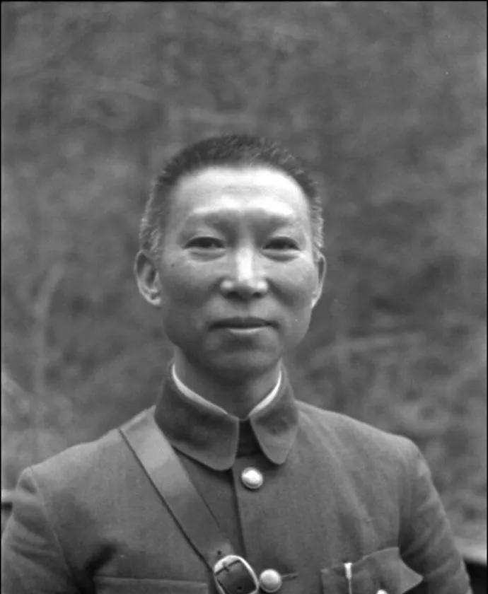 1938年10月2日，薛岳站在齐腰的蒿草中，对孤军深入的松浦师团进行“特殊关照”