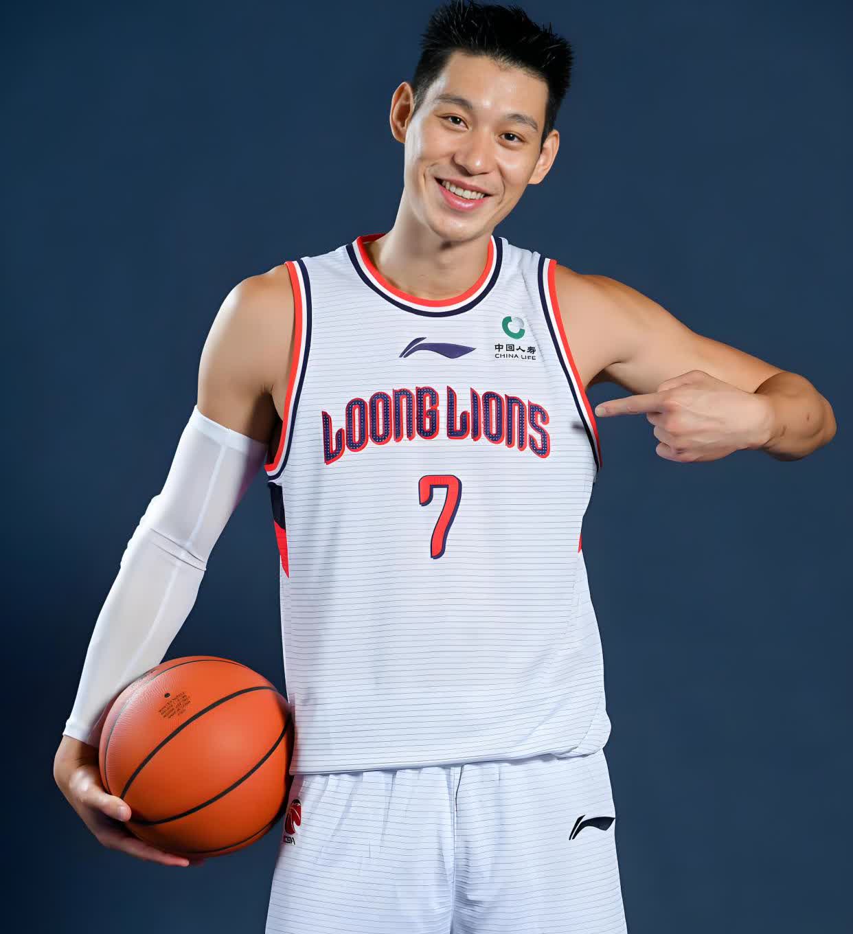 广州男篮真是太会来事了！今天曾经效力过广州龙狮的林书豪更新社媒宣布退役，结束了自