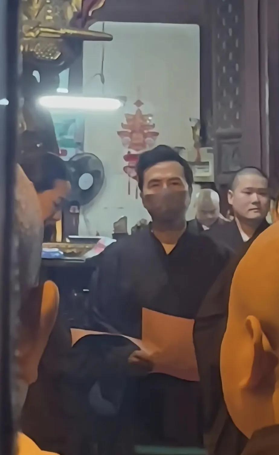 大明星在普陀山！
都挣那么多钱了， 还有啥愿望？